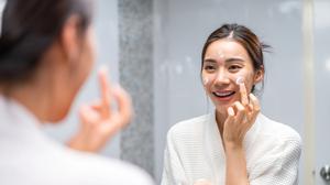 Kulit Kusam dan Kering? Ketahui Perbedaan Brightening dan Hydrating Skincare