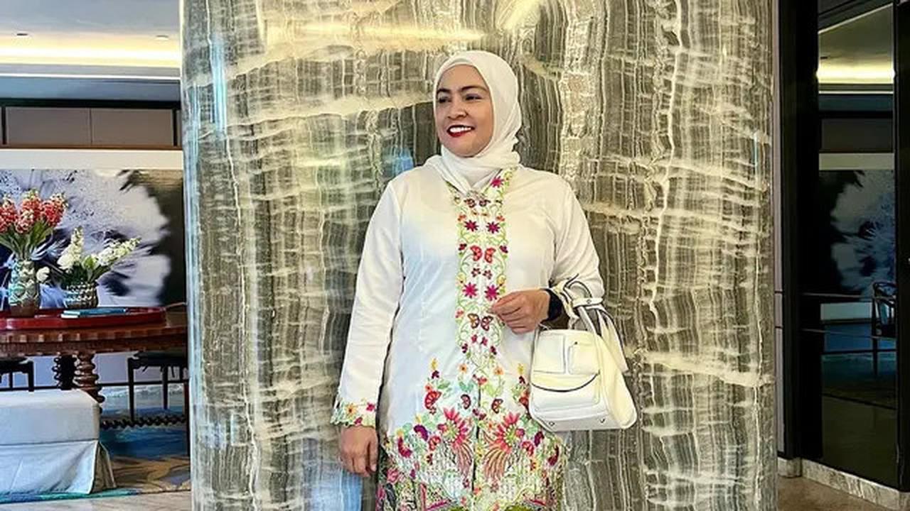 4 Potret Anggun Artis Kenakan Kebaya Hijab Modern, Tetap Trendi Meski Tampil Tertutup