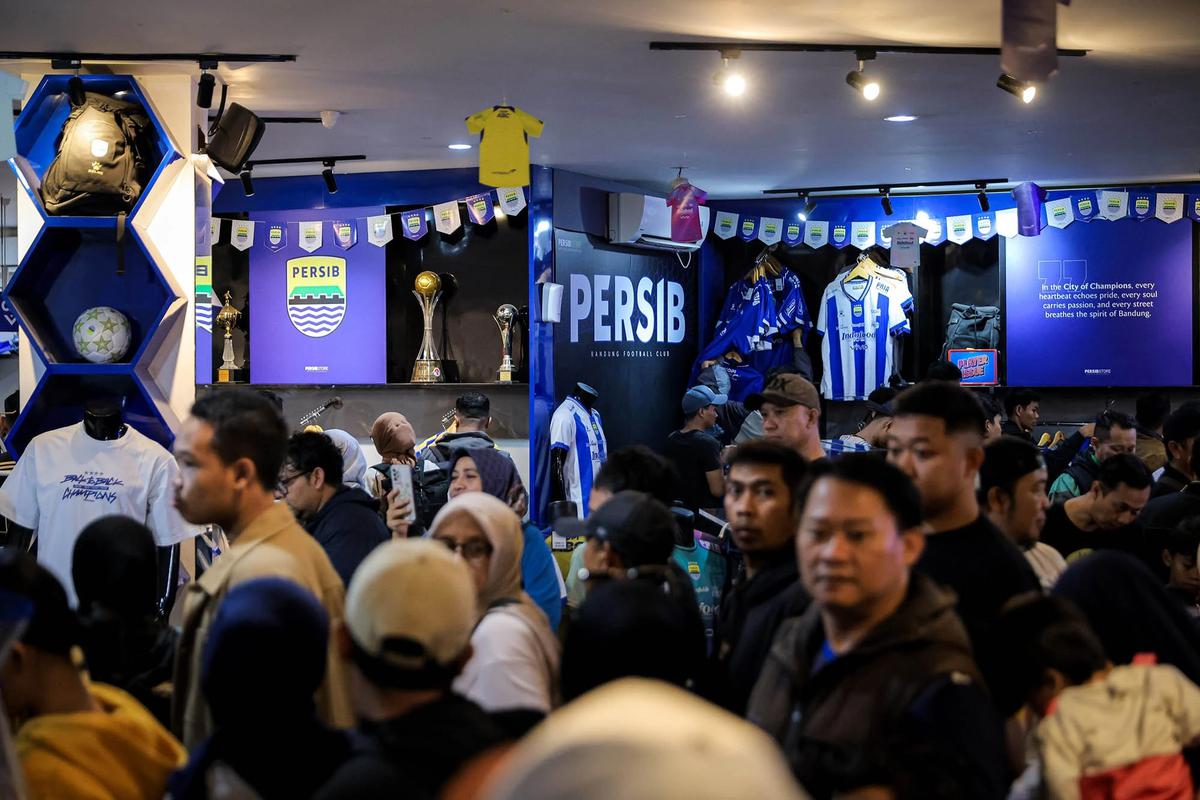 Warga Bandung serbu jersey dan merchandise jelang laga penentuan juara BRI Super League 2025/2025 antara Persib Bandung melawan Persijap Jepara  di Persib Store, Bandung, Sabtu (23/05/2026).