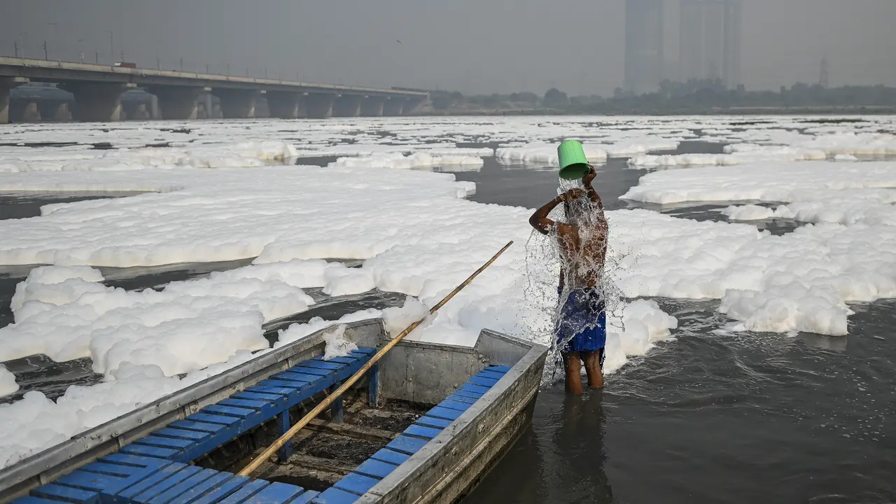 Busa Beracun Menutupi Sungai Yamuna di India