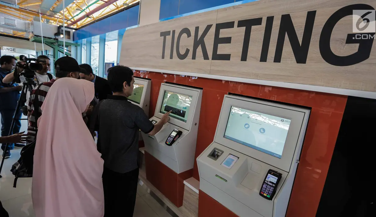Calon penumpang membeli tiket kereta Bandara Soekarno-Hatta di stasiun Sudirman Baru, Jakarta, Selasa (26/12). Pada pengoperasian perdana ini kereta bandara baru melayani Stasiun Sudirman Baru, Batu Ceper dan soekarno Hatta. (Liputan6.com/Faizal Fanani)