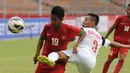 Pemain belakang timnas U-16 Vietnam, Do Huu Minh Quang (tengah) berusaha membuang bola dari Kevin Sahael (Indonesia - kiri) saat berlaga di Stadion GBK Jakarta, (3/12/2014). Indonesia unggul 3-2 atas Vietnam. (Liputan6.com/Helmi Fithriansyah)