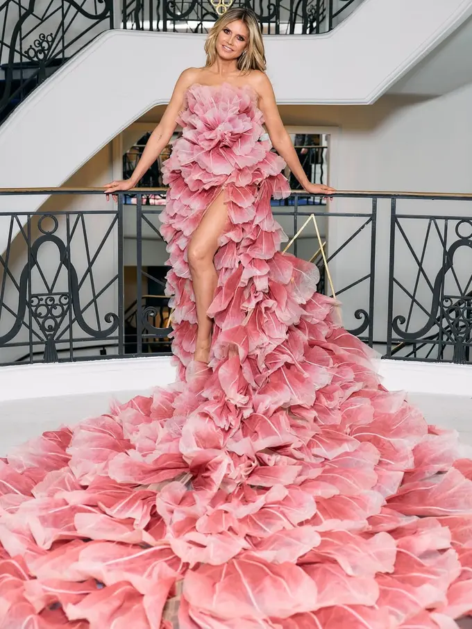 Tak Peduli Aturan, Heidi Klum Kenakan Gaun Pink Bervolume di Festival Film Cannes 2025
