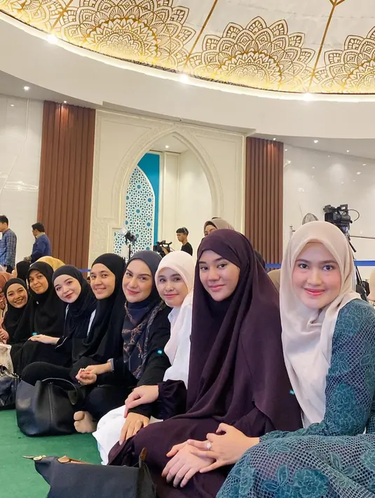 Kali ini, Irish bella mengenakan dress hitam sederhana yang dipadukannya dengan hijab segi empat bermotif warna navy. [@clarashintareal]