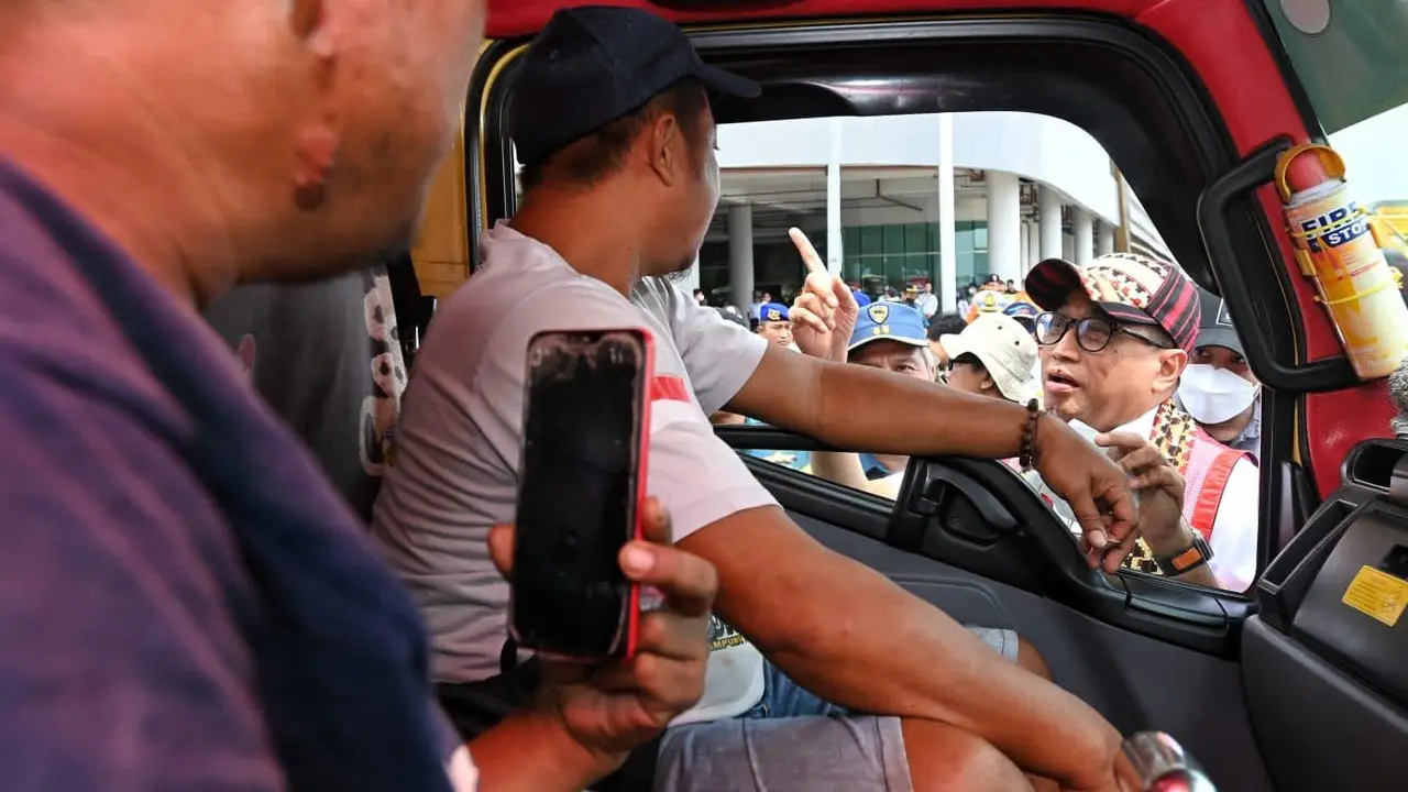 Menteri Perhubungan Budi Karya Sumadi meninjau Pelabuhan Merak – Bakauheni, Sabtu (24/12/2022). Dalam tinjauan ini Menhub meminta PT ASDP Indonesia Ferry mengantisipasi potensi gangguan cuaca. (Dok Kemenhub)