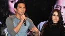 Ariel Noah berbicara saat konfrensi pers jelang babak grand final kompetisi Music Batle, Jakarta, Senin (22/2). Empat musisi yakni Ariel Noah, Uki Noah, Giring Nidji, serta Momo Geisha menjadi mentor para finalis. (Liputan6.com/Yoppy Renato)