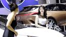 Sales Promotion Girl (SPG) berada di depan kendaraan yang dipamerkan di GIIAS 2019, ICE BSD, Kamis (25/7). Kehadiran SPG tersebut selain untuk menarik perhatian pengunjung juga bisa memberikan informasi tentang produk. (Bola.com/M Iqbal Ichsan)