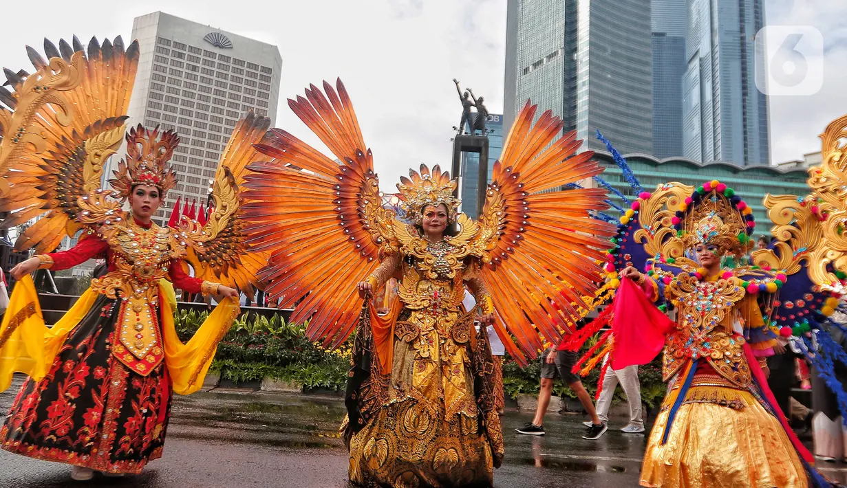 Peserta parade mengenakan kostum saat berjalan dalam Parade Asean di Jalan MH. Thamrin, Jakarta, Minggu (29/1/2023). Acara tersebut merupakan 'kick off' keketuaan Indonesia dalam ASEAN 2023 yang puncaknya akan berlangsung dua kali, yakni Konferensi Tingkat Tinggi (KTT) ASEAN pada Mei 2023 di Labuan Bajo, Provinsi Nusa Tenggara Timur (NTT) dan KTT ASEAN Plus di Jakarta pada September 2023. (Liputan6.com/Angga Yuniar)