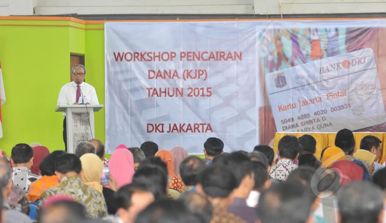 Direktur Utama Bank DKI, Eko Budiwiyono berpidato saat Sosialisasi pencairan dana KJP, Jakarta, Kamis (21/5/2015). Pemprov DKI bekerjasama dengan Bank DKI memberikan pelayanan dengan metode transaksi pencairan dana KJP. (Liputan6.com/Herman Zakharia)