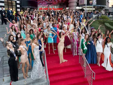 Miss Universe 2014, Paulina Vega (tengah) berpose dengan para kontestan Miss Universe 2015 di Planet Hollywood Resort & Casino di Las Vegas, Nevada, (7/12). Mereka akan melakukan sesi pemotretan jelang pertunjukan di DIC Crown. (Reuters/Matt Petit)