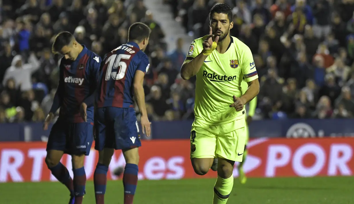 Striker Barcelona, Luis Suarez, merayakan gol yang dicetaknya ke gawang Levante  pada laga La Liga di Stadion Ciutat de Valencia, Valencia, Minggu (16/12). Levante kalah 0-5 dari Barcelona. (AFP/Jose Jordan)