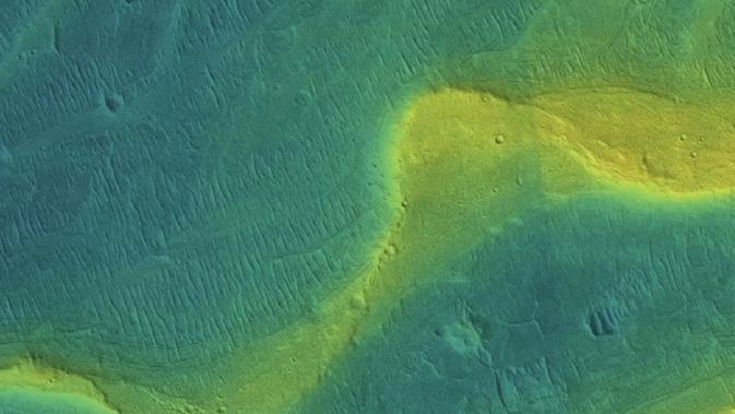 Gambar NASA ini menunjukkan saluran sungai yang diawetkan di Mars. Warna menunjukkan tingkat ketinggian (biru rendah, kuning tinggi). Kisaran ketinggian dalam foto adalah sekitar 115 kaki (35 meter). (NASA / JPL / Univ. Arizona)