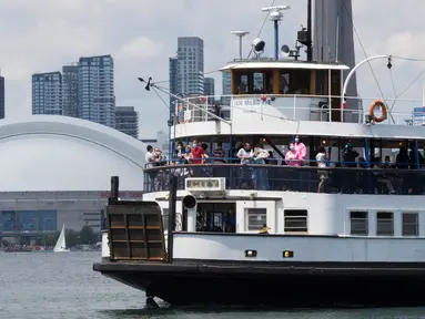 Para penumpang yang mengenakan masker terlihat di sebuah kapal feri yang berangkat dari Terminal Feri Jack Layton menuju Center Island di Danau Ontario di Toronto, Kanada (27/6/2020). Layanan kapal feri menuju Kepulauan Toronto kembali dibuka untuk umum mulai Sabtu (27/6). (Xinhua/Zou Zheng)