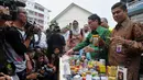 Kepala Pusat Pelaporan dan Analisis Transaksi Keuangan, Muhammad Yusuf menunjukkan obat dan kosmetik ilegal hasil sitaan dalam operasi Pangea VII di kantor BPOM, Jakarta, Senin (26/5/14). (Liputan6.com/Johan Tallo)