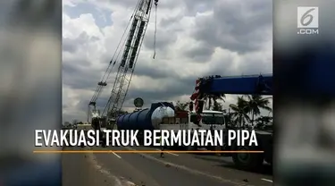 Kemacetan masih terjadi di Jalan Tol Jakarta-Cikampek. Penyebabnya adalah dampak evakuasi truk pengangkut pipa dengan berat sekitar 80 ton yang melintang dan menutup lajur 1.