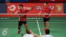 Ganda campuran Indonesia, Tontowi Ahmad/LiliyanaNatsir melakukan smesh ke arah R Kargaev/EBolotova (Rusia) di Total BWF Championships 2015 di Jakarta, Selasa (11/8/2015). Tontowi Ahmad/Liliyana Natsir unggul 21-11, 21-11. (Liputan6.com/HelmiFithriansyah)