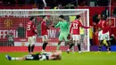 Sejumlah pemain Manchester United merayakan kemenangan atas Newcastle dalam laga bertajuk Boxing Day Liga Inggris 2025/2026 di Old Trafford, Manchester, Inggris, Jumat (26/12/2025) waktu setempat. (AP Photo/Dave Thompson)
