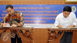 Mendikbud, Anies Baswedan (kiri) bersama Menpan-RB, Yuddy Chrisnandi menandatangi nota kesepahaman naskah soal Tes Kompetensi Dasar CPNS tahun 2016 di Kemendikbud, Jakarta, Rabu (20/1/2016). 18.820 soal telah disusun. (Liputan6.com/Helmi Fithriansyah)