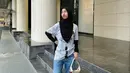 Adiba tampil kece dengan Jersey Paris Saint Germain atau PSG. Jersey tersebut dipadukan dengan wide leg jeans dan pashmina hitam. [Instagram: @adiba.knz/@egymaulanavikri]