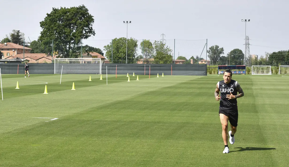 Pemain Bologna, Federico Santander, melakukan latihan di Bologna (5/5/2020). Sejumlah klub menggelar latihan jelang bergulirnya kembali liga-liga di Eropa. (AP/Massimo Paolone)
