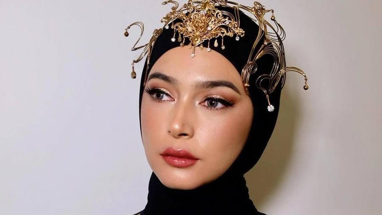 Di atas runway, Nabila menawan dalam gamis hitam bertema luar angkasa, dipadu hijab senada yang memikat mata penonton.<br>