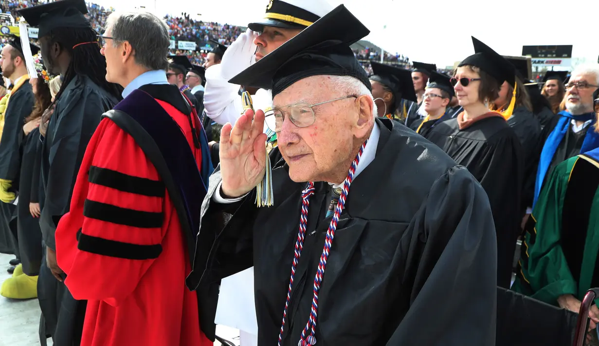 Veteran Perang Dunia II, Bob Barger (96) mengikuti upacara kelulusan di University of Toledo, Ohio, 5 Mei 2018. Bob Barger menerima gelar diplomanya 68 tahun setelah menghadiri kelas terakhirnya di kampus. (AP/Carlos Osorio)
