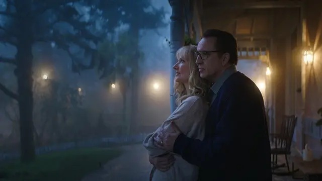 Nicolas Cage dan Joely Richardson sebagai pasutri Nathan Gardner serta Theresa. (Foto: Dok. IMDb/ SpectreVision)