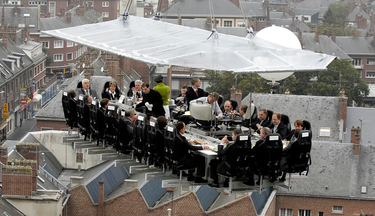 Di 'In The Sky', Belgia Anda akan merasakan sensasi menikmati makanan dengan tubuh melayang di udara pada ketinggian 150 kaki. Pengunjung akan duduk di kursi yang menyerupai kursi rollercoaster dan kemudian dipasangkan sabuk pengaman. (wtop.com)