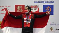Atlet Wushu Indonesia, Alisya Mellynar berhasil meraih medali emas dalam cabang olahraga Wushu nomor Taolu Tajiquan Wanita SEA Games 2021 yang berlangsung di Cau Giay Gymnasium, Hanoi, Sabtu (14/5/2022). Juri memberikan skor 9,71 untuk performa apiknya. (Bola.com/Ikhwan Yanuar)
