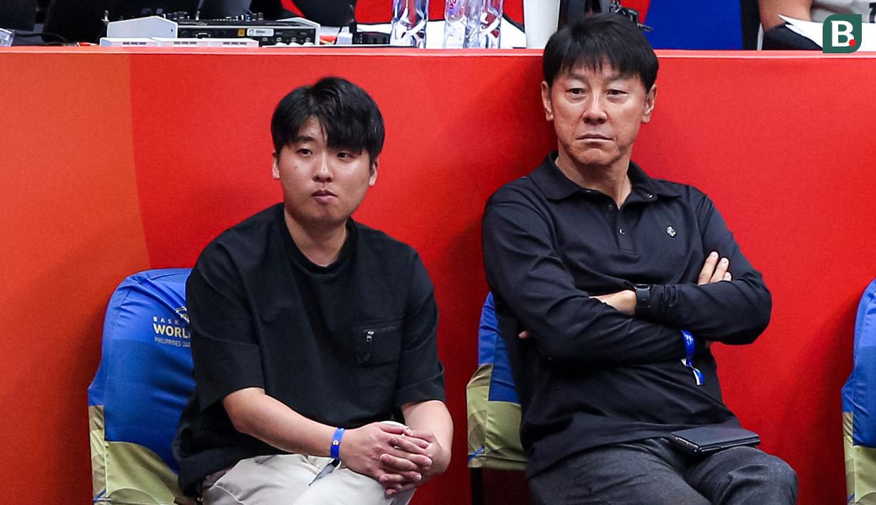 <p>Pelatih Timnas Indonesia, Shin Tae-yong (kanan), berbincang dengan penerjemahnya Jeong Seok-seo, saat menonton laga Grup H Piala Dunia FIBA 2023 antara Kanada melawan Latvia di Indonesia Arena, Senayan, Jakarta, Selasa (29/08/2023). (Bola.com/Bagaskara Lazuardi)</p>