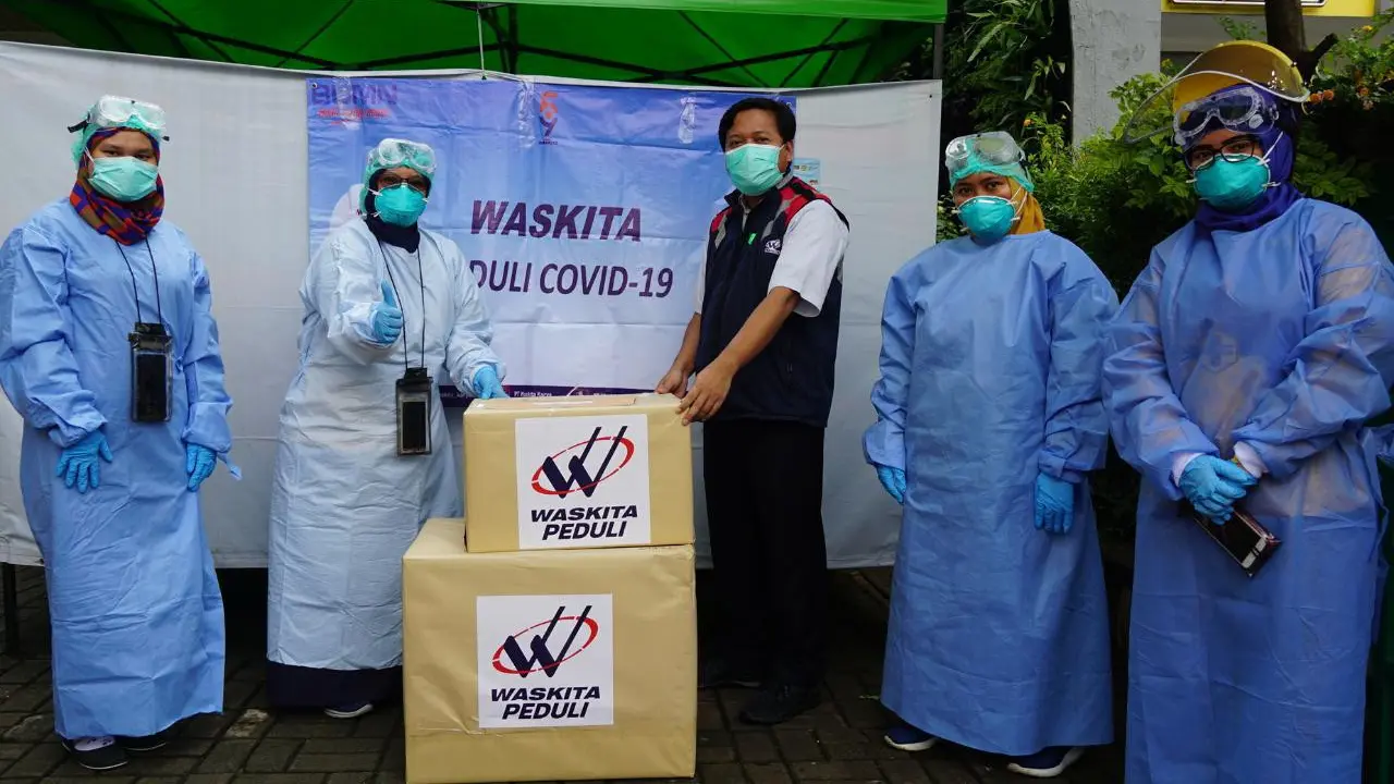 Waskita Karya menyalurkan bantuan Alat Pelindung Diri (APD) dan alat kesehatan ke beberapa Puskesmas di Jakarta
