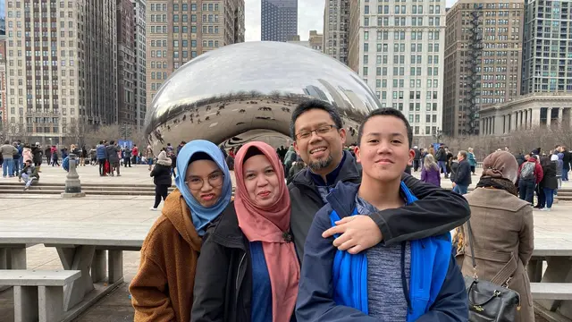 Vonny Yunistia berpose bersama keluarga. Diaspora Indonesia ini  tinggal di Kota Cumming, Georgia, Amerika Serikat.