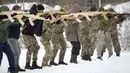 Penduduk setempat berlatih pertahanan militer di Kyiv, Ukraina (30/1/2022). Menteri Luar Negeri Sergey Lavrov juga menantang klaim NATO sebagai struktur pertahanan murni. (AP Photo/Efrem Lukatsky)