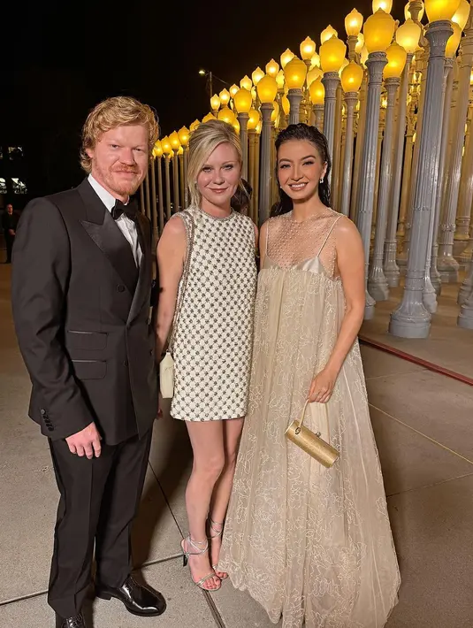 Nggak ketinggalan, Raline juga sempat mengabadikan potret kebersamaannya dengan aktris cantik Kirsten Dunst dan suaminya, Jesse Plemons. [@ralineshah]