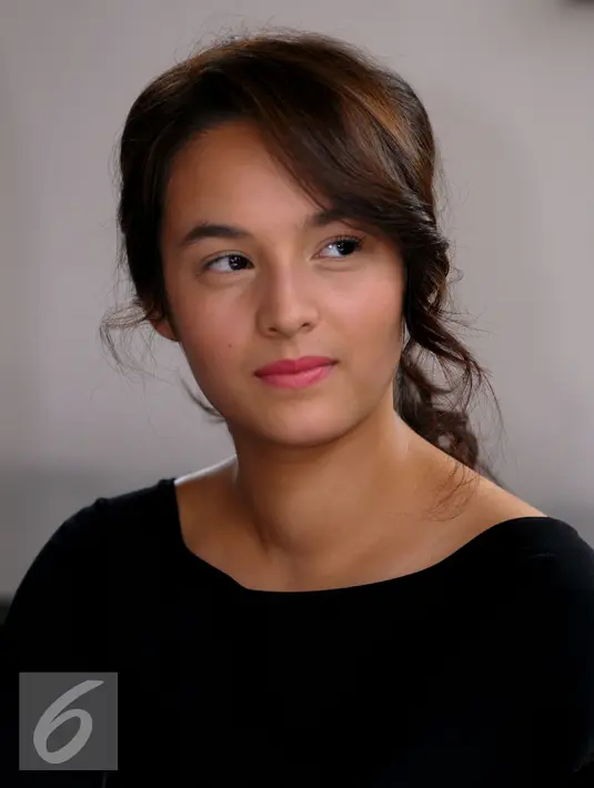 Artis yang bernama lengkap Chelsea Elizabeth Islan ini tampak fresh dengan lipstik pink di bibirnya. Foto diambil pada 7 Juli 2015 di Jakarta. (Liputan6.com/Faisal R Syam)