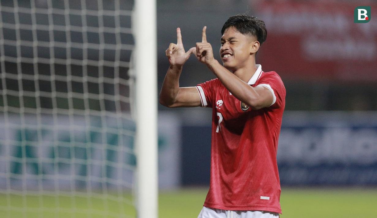 <p>Pemain Timnas Indonesia U-19, Alfriyanto Nico Saputra melakukan selebrasi usai mencetak gol ke gawang Brunei Darussalam U-19 dalam laga matchday kedua penyisihan Grup A Piala AFF U-19 2022 di Stadion Patriot Candrabhaga, Bekasi, Senin (4/7/2022). (Bola.com/M Iqbal Ichsan)</p>