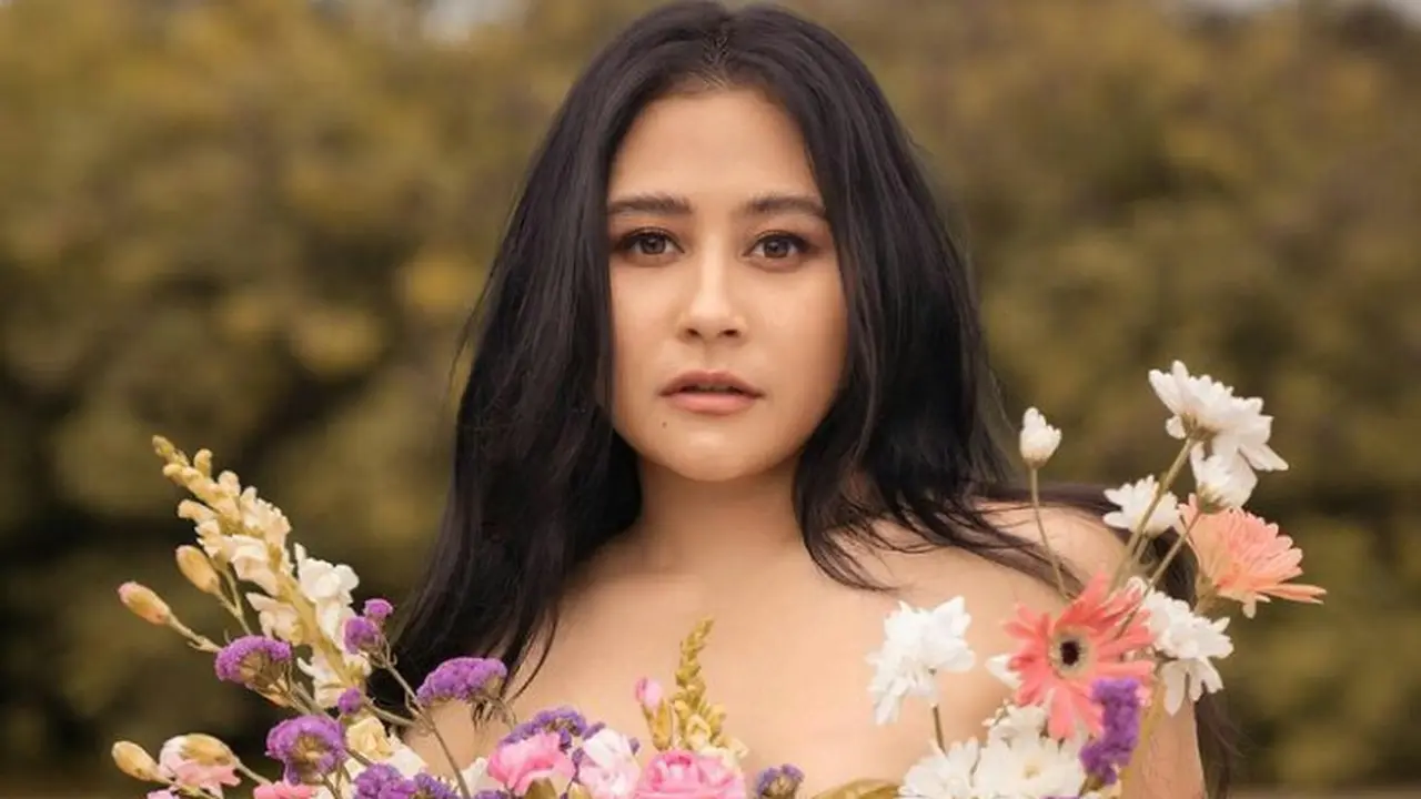 Pesona Prilly Latuconsina dalam Pemotretan Terbaru, Anggun nan Elegan Bergaun Kuning