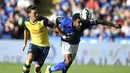Pemain depan Arsenal, Mesut Ozil (kiri), menahan pergerakan bek Leicester City, Liam Moore, dalam laga lanjutan Liga Primer Inggris 2014-2015 di Stadion King Power, (31/8/2014). (REUTERS/Dylan Martinez)