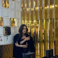 Luna Maya hadir dengan tampila menawan di  YSL Winter Fantasy. / Foto: Fimela.com.