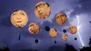 Balon udara yang dibuat oleh "ONE" organisasi kampanye yang menggambarkan pemimpin negara-negara G7 di Garmisch - Partenkirchen, (7/6/2015). (REUTERS/Wolfgang Rattay)