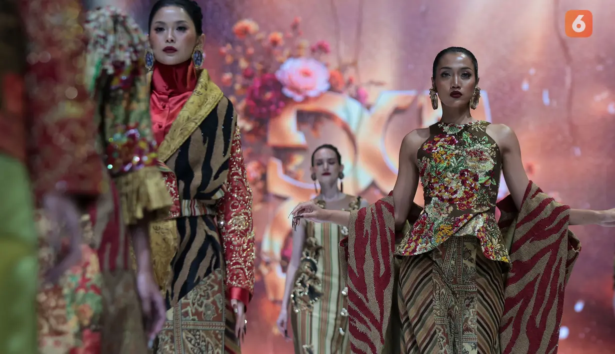 Peragaan busana megah dan elegan karya Ivan Gunawan tampil dalam Jakarta Fashion Week (JFW) 2027 di City Hall, Pondok Indah Mall 3, Jakarta Selatan, Kamis (29/10/2026). Koleksi gaun malam dengan siluet dramatis dan sentuhan warna emas menghadirkan pesona kemewahan di atas panggung mode. (KLY/Budy Santoso)