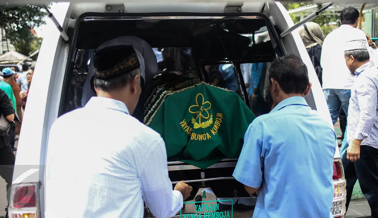 Keranda jenazah korban pembunuhan sadis Pulomas dimasukkan ke ambulan usai disalatkan di Masjid At Taubah, Pulomas, Kayuputih, Jakarta, Rabu (28/12). Tiga jenazah akan dibawa menuju TPU Tanah Kusir untuk dimakamkan. (Liputan6.com/Faizal Fanani)