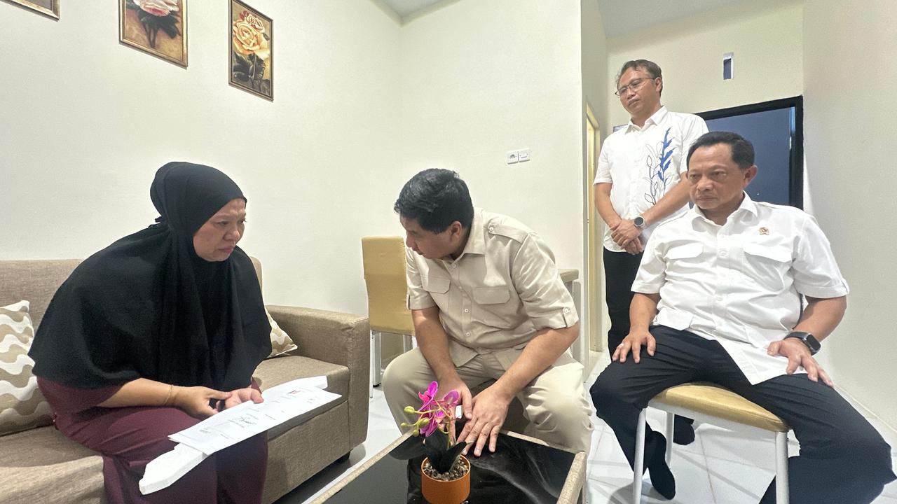 Mendagri Muhammad Tito Karnavian menyerahkan bantuan rumah subsidi gratis