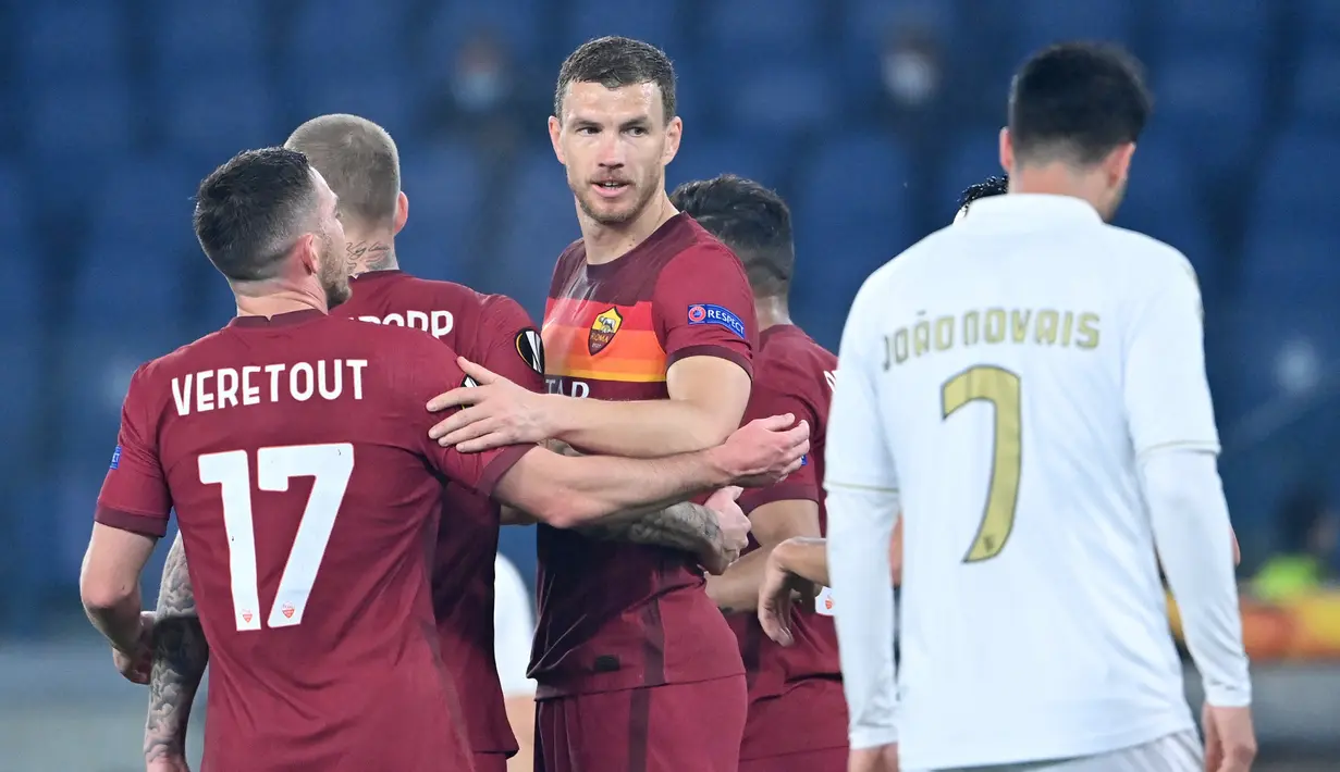 Striker AS Roma, Edin Dezko (tengah) merayakan gol pertama timnya yang dicetak ke gawang SC Braga dalam laga leg kedua babak 32 Besar Liga Europa 2020/21 di Olimpico Stadium, Kamis (25/2/2021). AS Roma menang 3-1 atas SC Braga dan lolos ke babak 16 Besar. (AFP/Alberto Pizzoli)