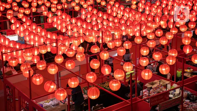 Ribuan Lampion Hiasi Mal Jelang Imlek