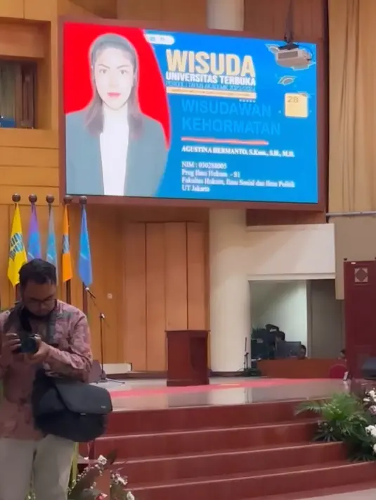 Anggora DPRD dari PDI Perjuangan itu semakin bangga karena menjadi wisudawan terhormat. Melansir dari laman resminya, Wisudawan kehormatan UT adalah wisudawan tokoh figur publik yang dianggap telah menginspirasi dan membawa dampak positif bagi masyarakat atas keberadaan UT. [Instagram/tinatoon101]