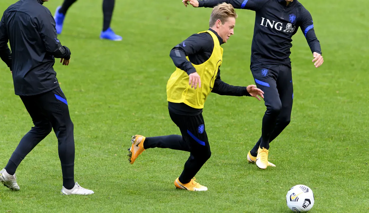 Gelandang Belanda Frenkie de Jong (tengah) memainkan bola selama sesi latihan tim nasional Belanda di Zeist (5/10/2020). Belanda sedang mempersiapkan pertandingan eksibisi melawan Meksiko kemudian akan bertemu dengan Bosnia dan Herzegovina dan Italia di Lhe Nations League. (AFP/ANP/Olaf Kraak)