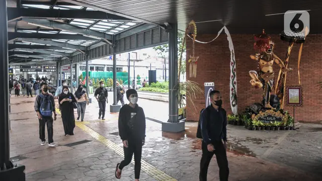 FOTO: Sambut Nyepi, Patung Ogoh-Ogoh Hiasi Stasiun Tebet