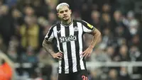 Pemain Newcastle United, Bruno Guimaraes, tampak lesu setelah ditaklukkan AC Milan dalam laga matchday 6 Liga Champions 2023/2024 di St. James' Park, Kamis (14/12/2023). Takluk dengan skor 1-2 membuat langkah The Magpies di Liga Champions terhenti. (AP Photo/Scott Heppell)