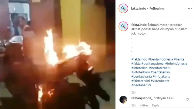 Terlihat Honda Vario yang sedang terparkir di depan rumah secara tiba-tiba terbakar.